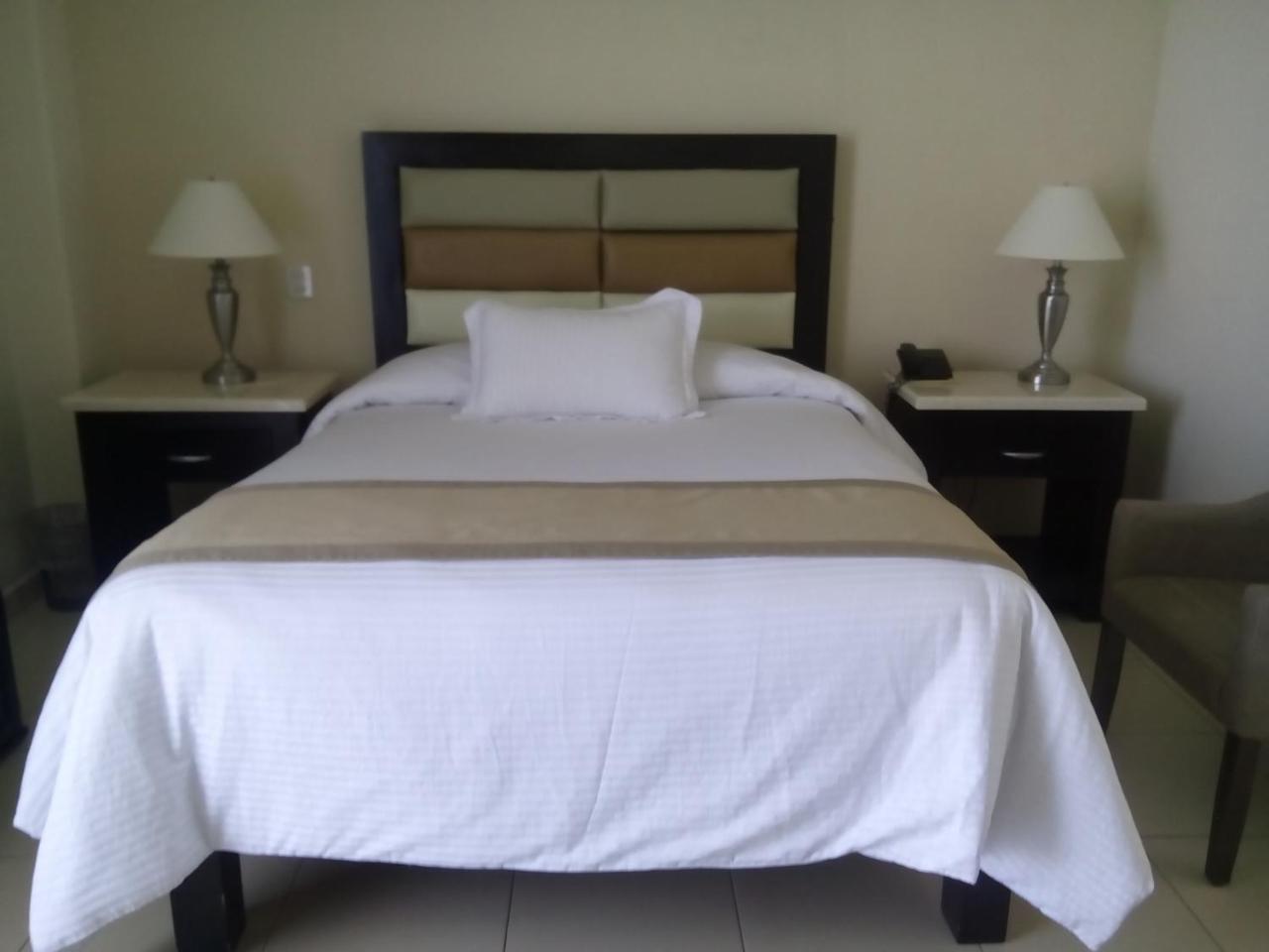 Hotel Y Suites Maria Fernanda Zitácuaro 外观 照片